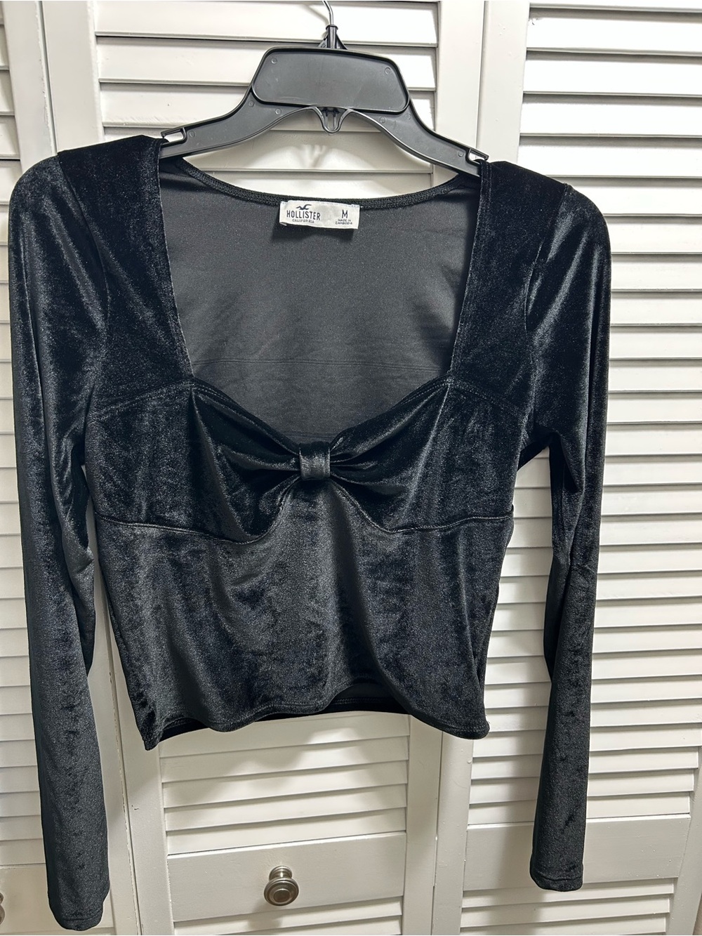 Hollister Black Velvet Knot-Front Long Sleeve Crop Top Like New Size M